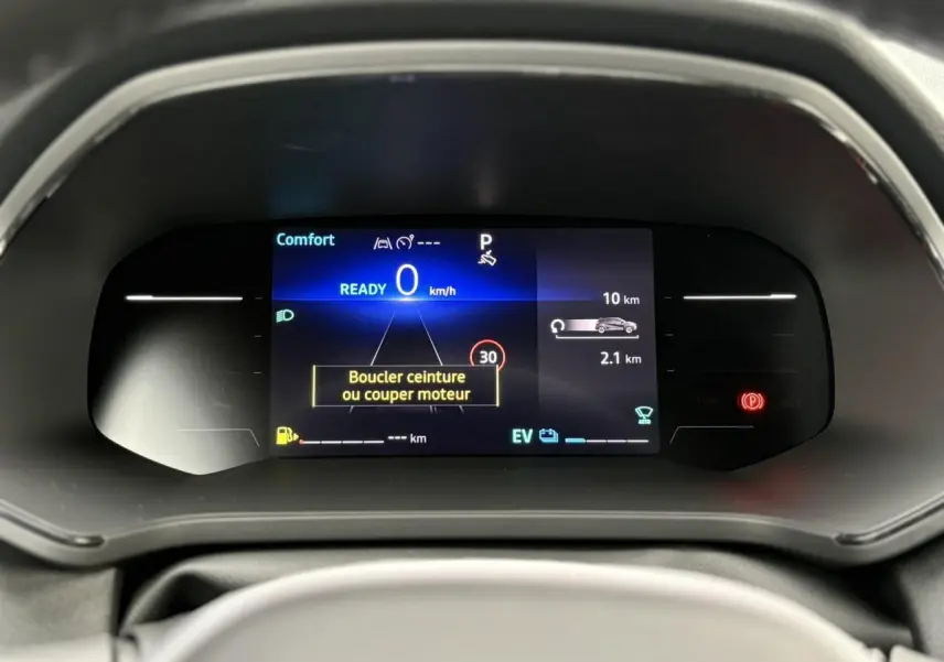 Tableau de bord numérique du Renault Captur 2025 affichant la vitesse, alertes et mode de conduite Comfort.
