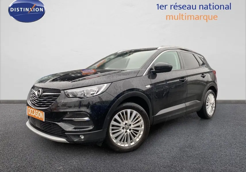 Opel Grandland X noir vu en 3/4 avant droit sur fond neutre avec jantes alliage et calandre distinctive.
