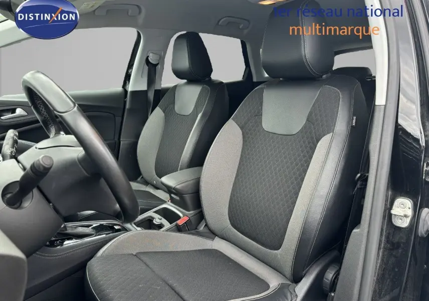Vue intérieure côté conducteur du Opel Grandland X 2019 noir, mettant en valeur les sièges en tissu et cuir noir et gris.