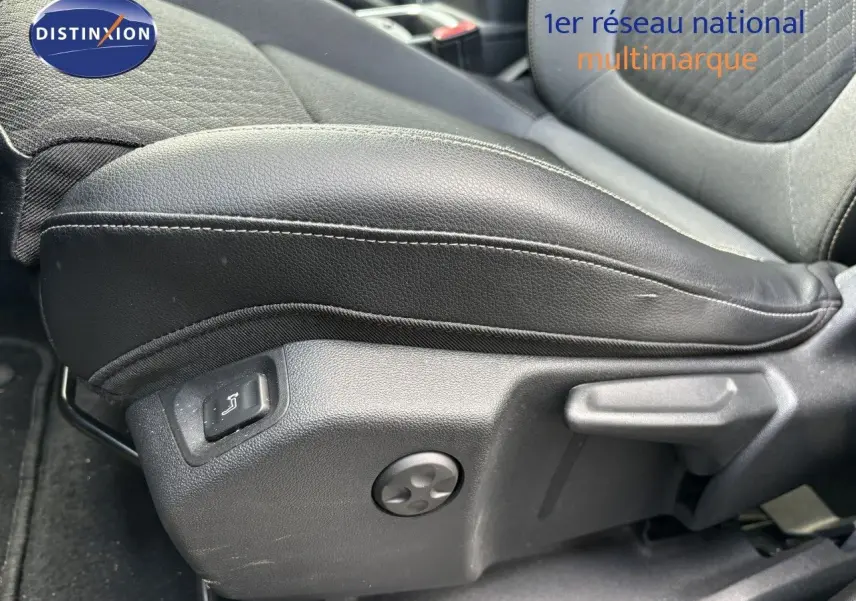 Détail du siège avant conducteur en cuir noir avec commandes de réglage électrique sur un Opel Grandland X 2019.