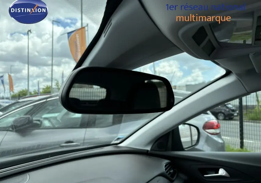 Vue intérieure du rétroviseur central d’un Opel Grandland X noir, avec partie du tableau de bord et fenêtre côté droit visibles.