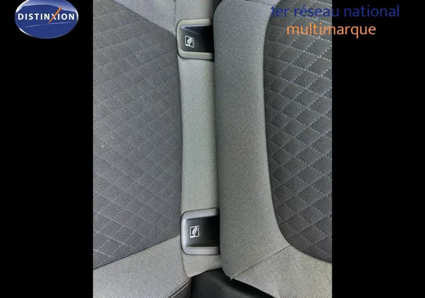 Détail des fixations ISOFIX sur la banquette arrière en tissu noir de l'Opel Grandland X 2019.