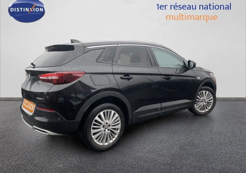 Opel Grandland X noir vue 3/4 arrière droit, soulignant ses jantes alliage et sa silhouette compacte.