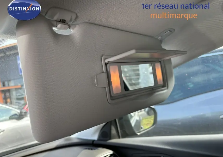 Détail intérieur du pare-soleil avec miroir éclairé côté conducteur d’un Opel Grandland X noir, vue depuis l’habitacle.