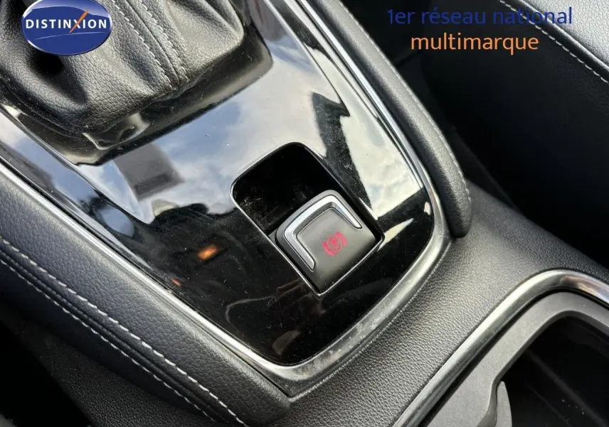 Gros plan sur la console centrale noire brillante de l’Opel Grandland X 2019, mettant en valeur le frein à main électronique.