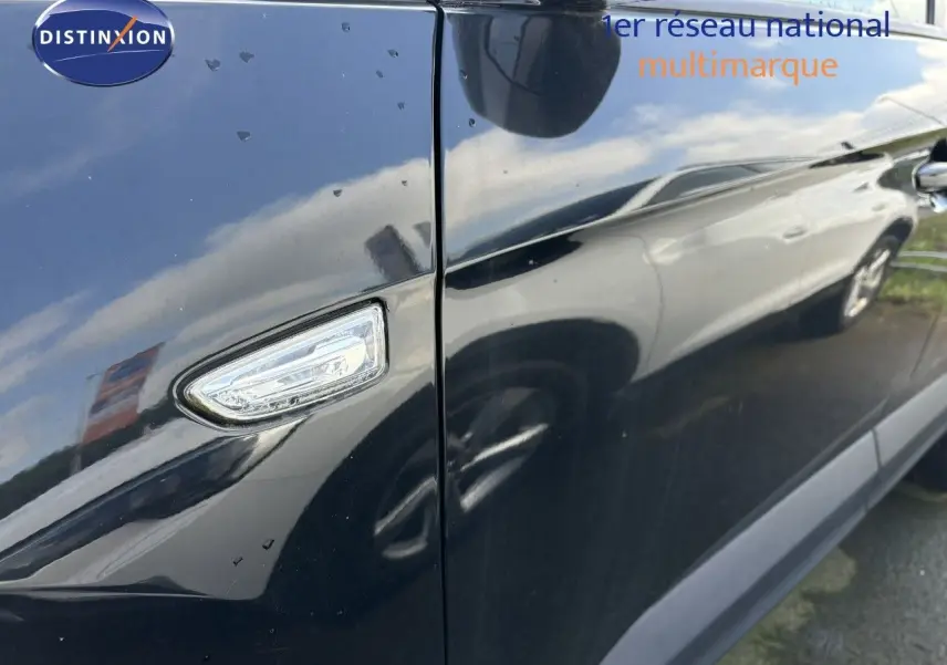 Détail de la porte côté gauche noire d’un Opel Grandland X 2019 avec répétiteur de clignotant intégré au rétroviseur.