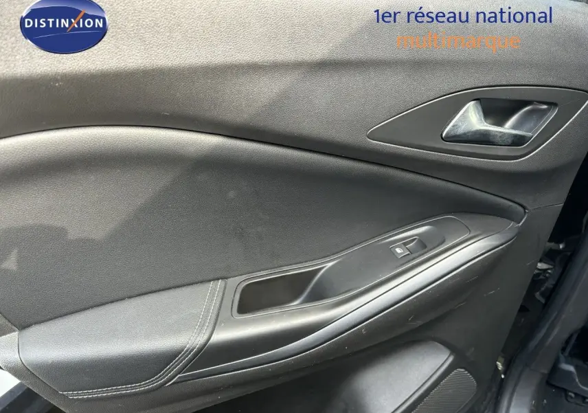Vue rapprochée de la porte avant droite noire de l’Opel Grandland X avec commande de vitre électrique.