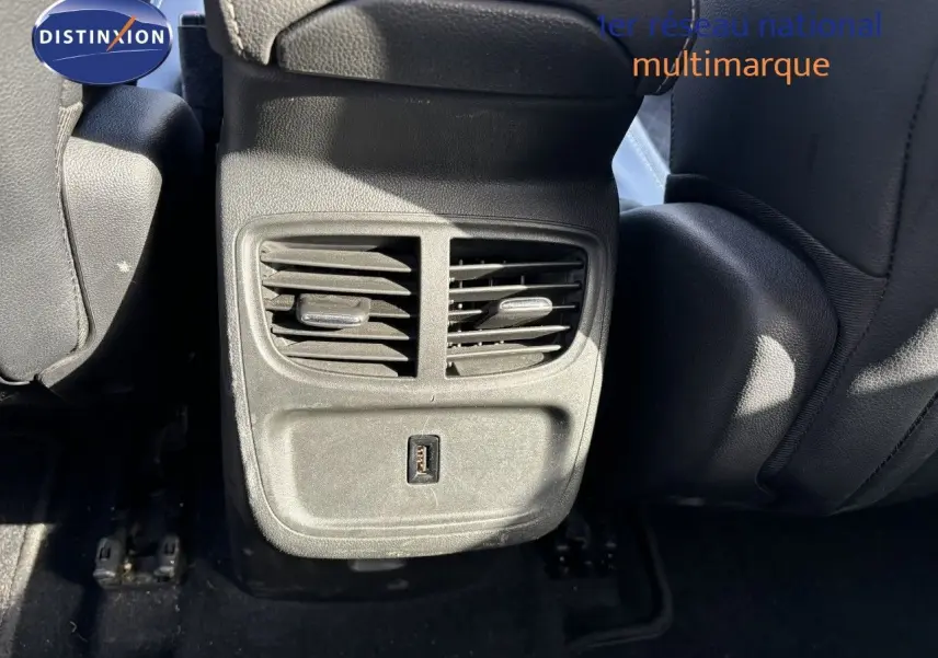Vue rapprochée des aérateurs arrière et port USB entre les sièges noirs d’un Opel Grandland X 2019.