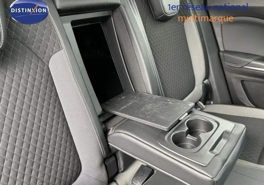 Vue rapprochée de l'accoudoir arrière noir ouvert avec porte-gobelets et tablette sur l'Opel Grandland X 2019.