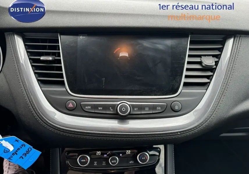 Vue rapprochée du tableau de bord de l’Opel Grandland X 2019, avec écran tactile et commandes de climatisation.