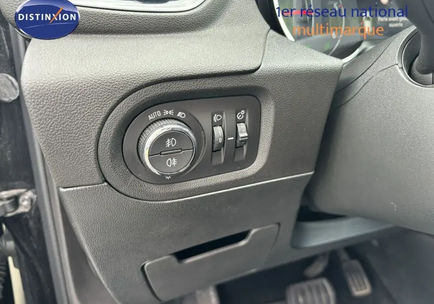 Détail du tableau de bord côté gauche de l’Opel Grandland X noir, avec commandes d’éclairage et réglages visibles.