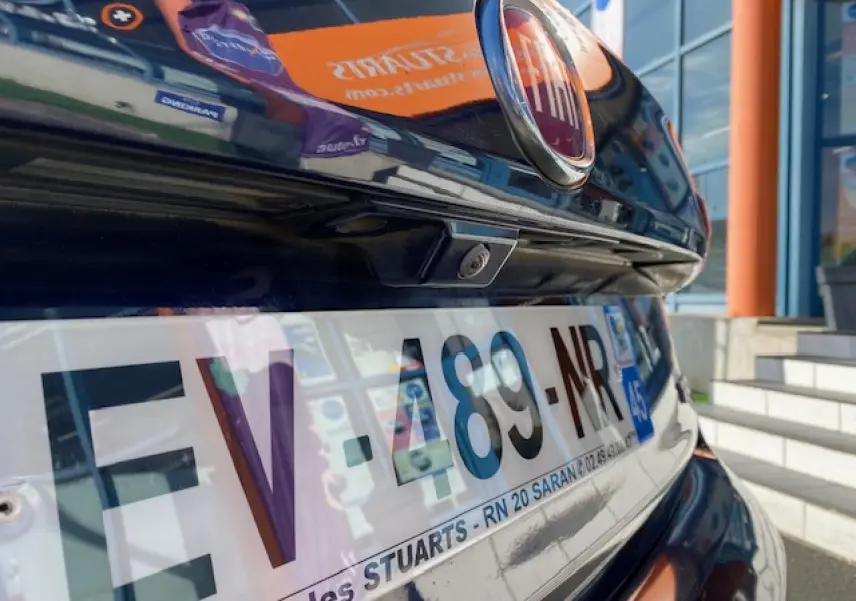 Gros plan arrière sur la caméra de recul et le logo FIAT d’une Fiat Tipo bleu métallisé, avec plaque d’immatriculation française.