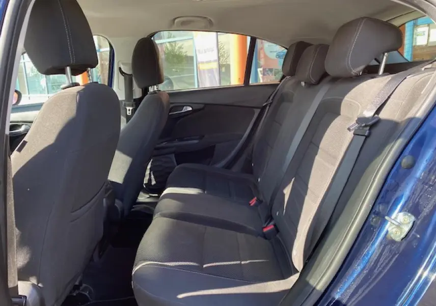 Vue intérieure côté droit des sièges arrière noirs d'une FIAT TIPO bleu métallisé 2018 avec porte ouverte.