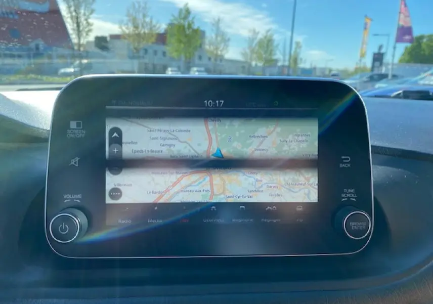 Écran tactile HD 7 pouces du système multimédia Uconnect dans l'habitacle d'une Fiat Tipo 2018.