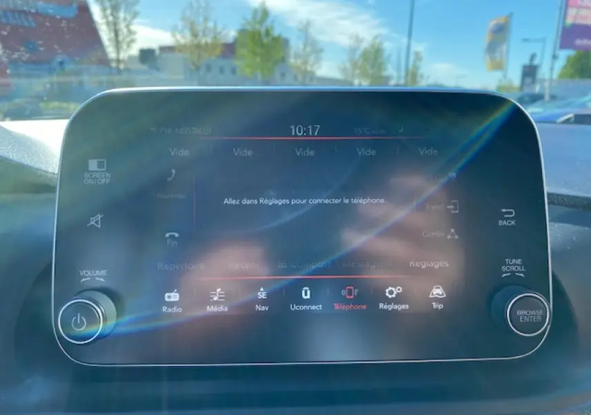 Écran tactile HD 7 pouces du système multimédia Uconnect dans une Fiat Tipo bleu, vue intérieure frontale.