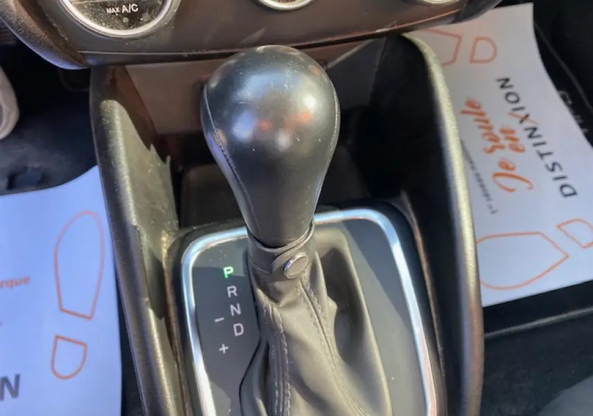 Le levier de vitesse automatique noir de la FIAT TIPO 1.6 Multijet vue en gros plan intérieur.