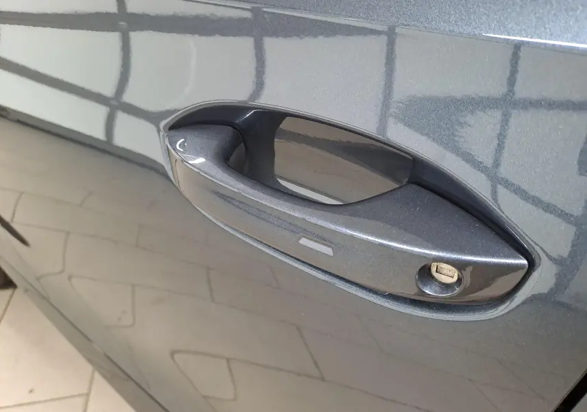 Poignée de porte côté gauche en gros plan sur CUPRA Formentor gris magnétique avec serrure visible et finition lisse.