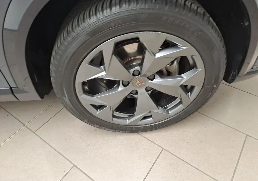 Gros plan sur la jante alliage 18'' Tempest gris du CUPRA Formentor 1.5 eTSI 150 DSG7 avec logo central cuivré.