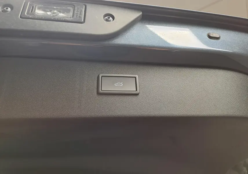 Bouton d'ouverture électrique du hayon vu en gros plan sur la partie intérieure du coffre du CUPRA Formentor gris magnétique.