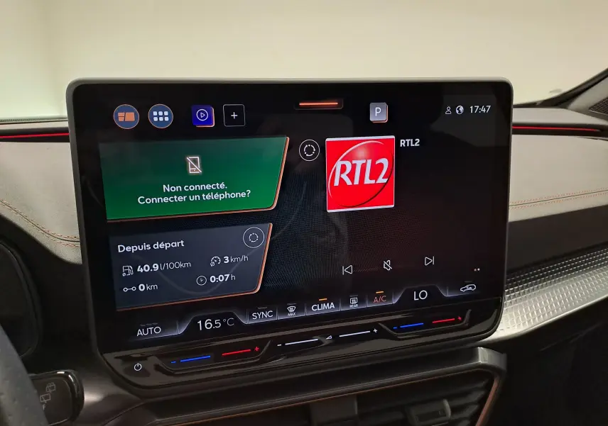 Écran tactile HD 12,9'' du système d'info-divertissement du CUPRA Formentor gris magnétique, vue intérieure frontale.