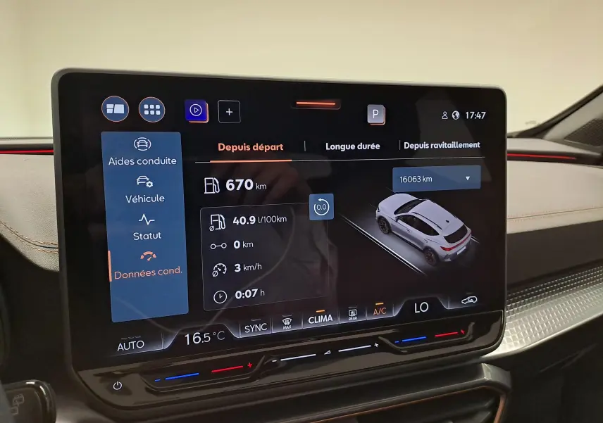 Écran tactile intérieur du CUPRA Formentor 2025 montrant les données de conduite et la vue 3D du véhicule gris magnétique.