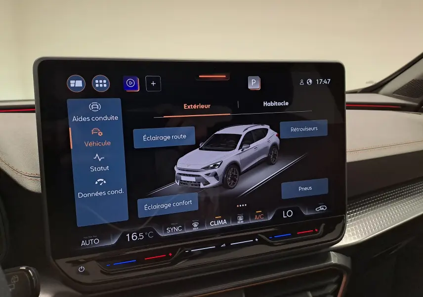 Écran tactile intérieur affichant la configuration d'éclairage d'un CUPRA Formentor gris vue de 3/4 avant droit.
