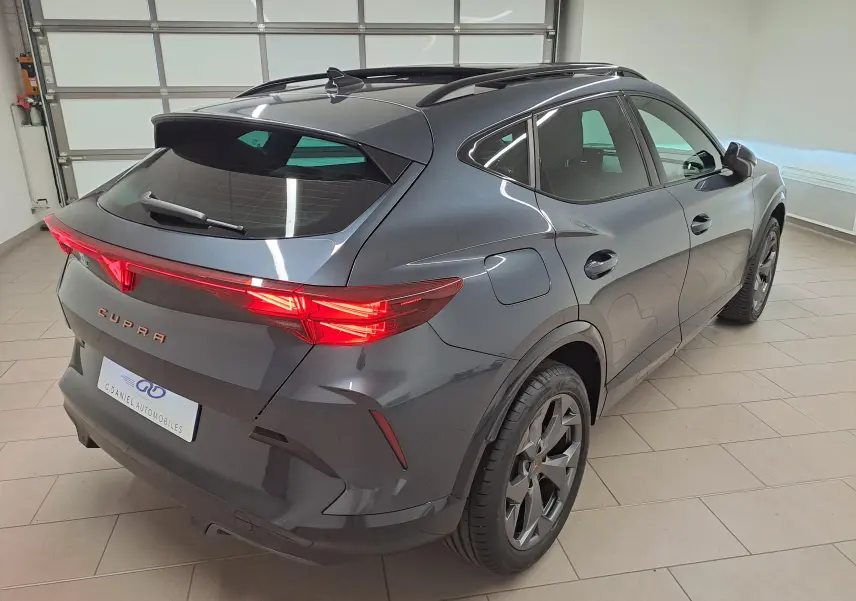 Vue 3/4 arrière droite du CUPRA Formentor gris magnétique avec feux arrière Tri-LED et jantes alliage 18 pouces.