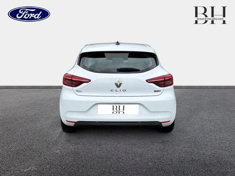 Vue arrière d'une Renault Clio blanche 1.6 E-Tech hybride 140ch Business 2021 avec feux arrière LED et becquet.