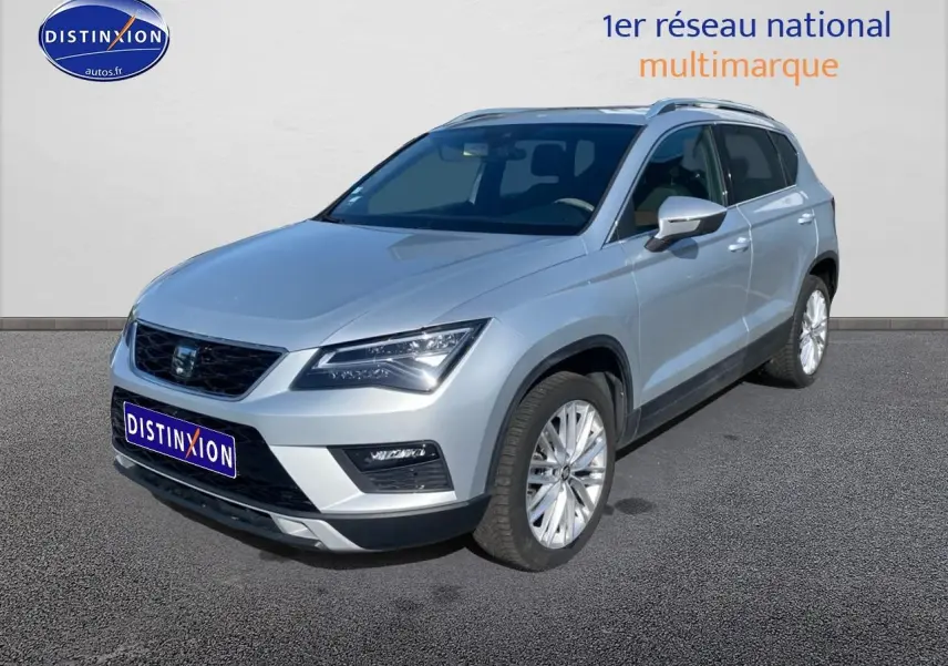 SEAT Ateca gris en 3/4 avant droit, avec jantes alliage et calandre noire distinctive.