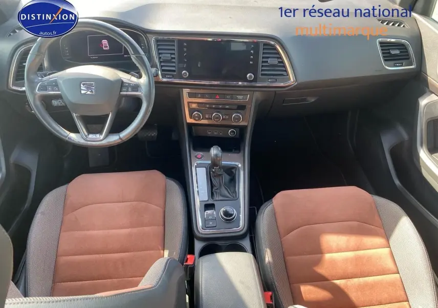 Vue intérieure de face du poste de conduite du SEAT Ateca 2.0 TDI 150 Xcellence avec sièges en alcantara brun.