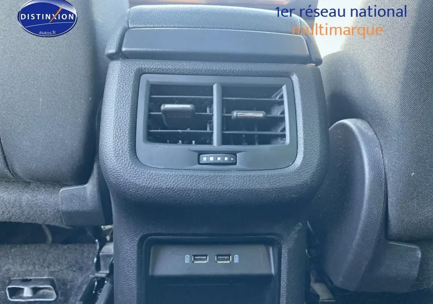 Détail de la console arrière noire avec bouches d’aération et ports USB du SEAT Ateca gris 2020.