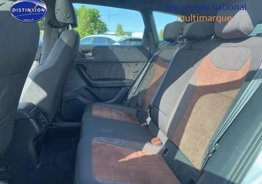 Vue latérale droite de l'intérieur arrière du SEAT Ateca 2020 avec sièges en alcantara brun et tissu gris.
