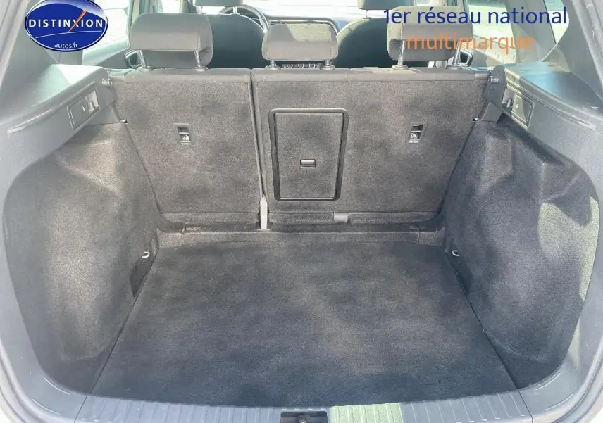 Coffre ouvert vu de l'arrière d'un SEAT Ateca gris 2020, montrant la banquette arrière et l'espace de chargement vide.