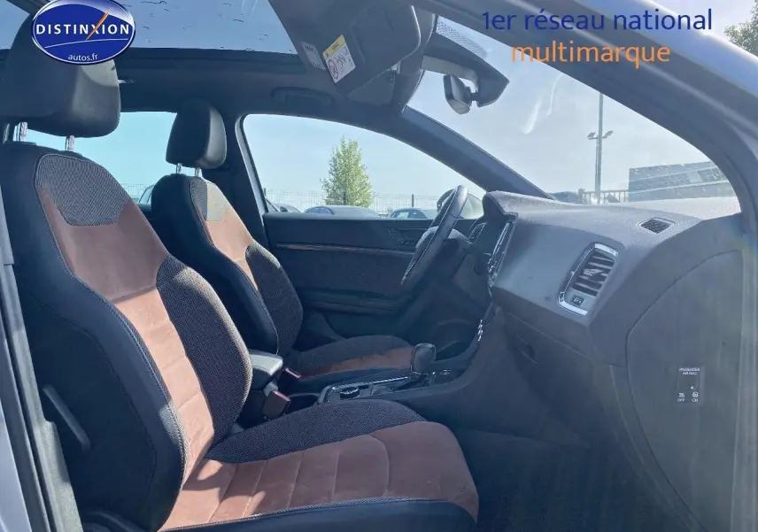 Vue intérieure côté gauche du SEAT Ateca gris 2020, mettant en valeur les sièges sport en alcantara brun et tissu noir.