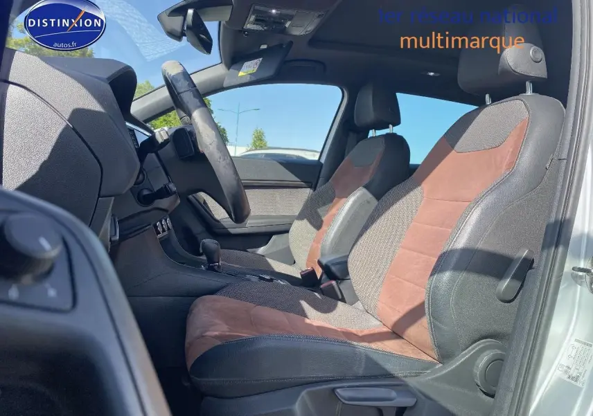 Vue intérieure côté gauche du SEAT Ateca 2020, sièges sport en alcantara brun et tissu gris, volant cuir multifonction.