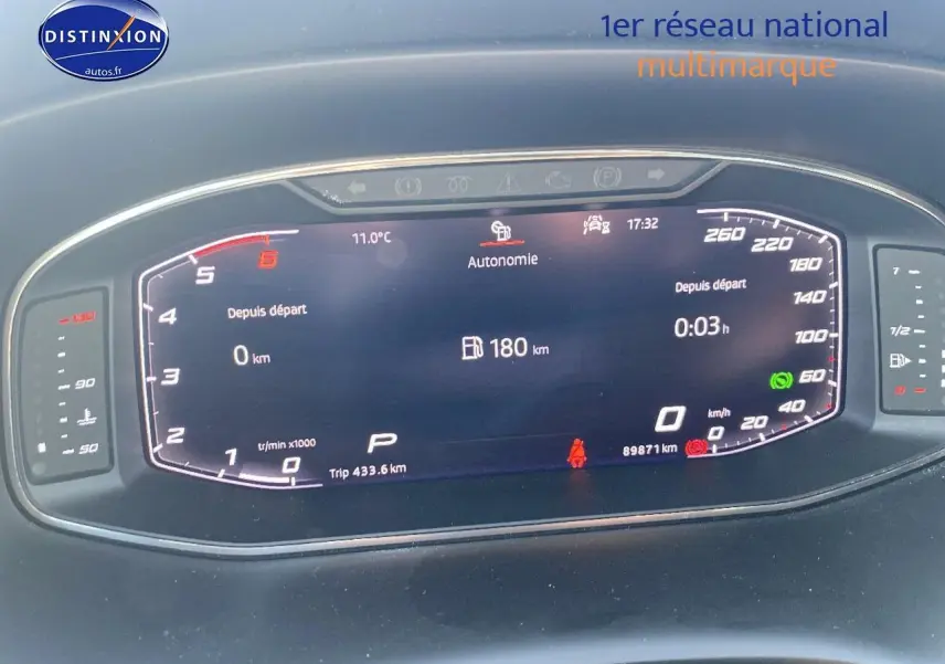 Tableau de bord numérique du SEAT Ateca 2020 affichant l'autonomie, la vitesse et le compte-tours en vue frontale rapprochée.