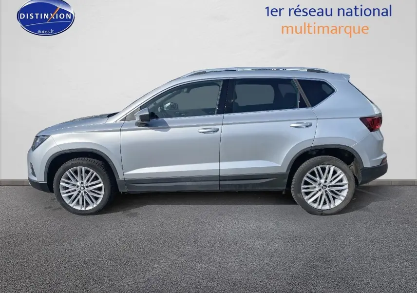 Vue latérale gauche d'un SEAT Ateca gris 2020 avec jantes alliage et vitres surteintées.