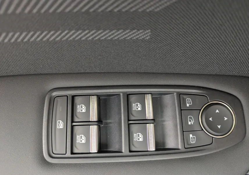 Panneau de commandes des vitres électriques et rétroviseurs sur porte avant gauche d’une Renault Symbioz gris Rafale métal.