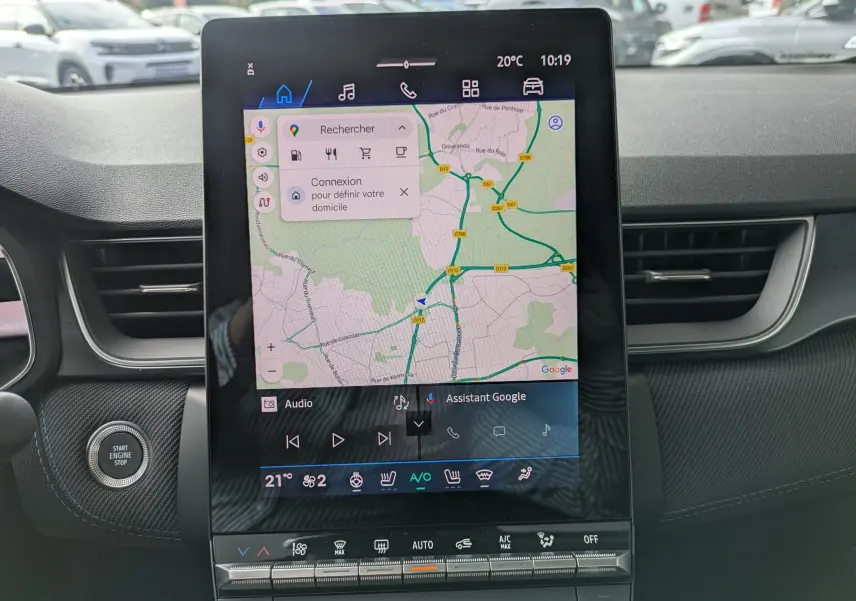 Écran tactile central affichant la navigation GPS dans l’habitacle d’une Renault Symbioz 2026 gris Rafale métal.