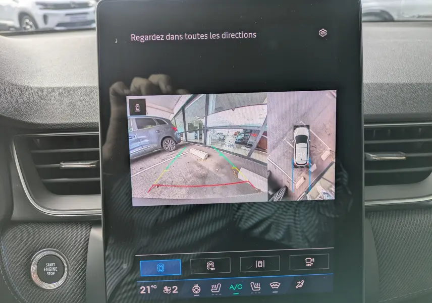 Écran central du Renault Symbioz gris Rafale montrant la caméra de recul et la vue 360° intérieure.
