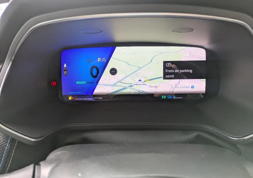 Vue rapprochée du tableau de bord numérique de la Renault Symbioz 2026, affichant la navigation et le frein de parking serré.