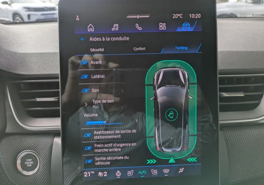 Écran tactile intérieur du Renault Symbioz 2026 montrant les aides à la conduite avec interface moderne et design noir.