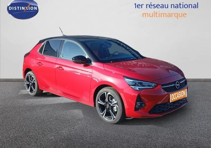Opel Corsa 1.2 Turbo 100ch GS rouge métal avec toit noir, vue 3/4 avant côté gauche, jantes alliage noires.