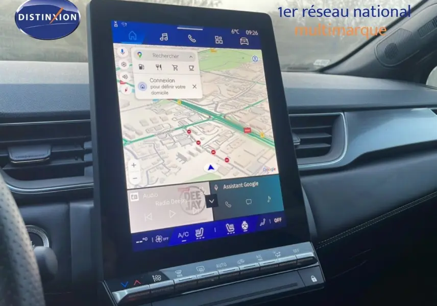 Vue rapprochée de la console centrale avec écran tactile vertical affichant la navigation dans un Renault Symbioz gris cassiopée métal.