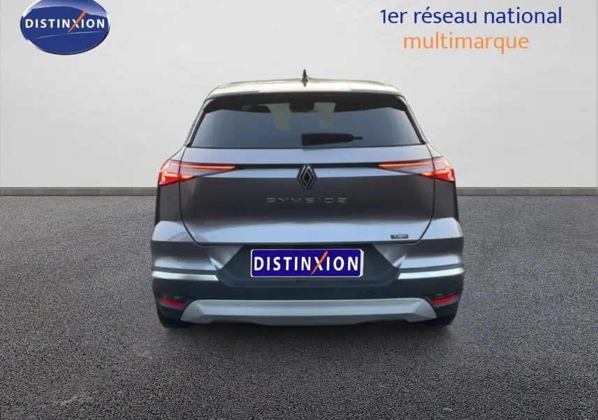 Vue arrière d'une Renault Symbioz gris cassiopée métal avec feux arrière fins et bande lumineuse continue.