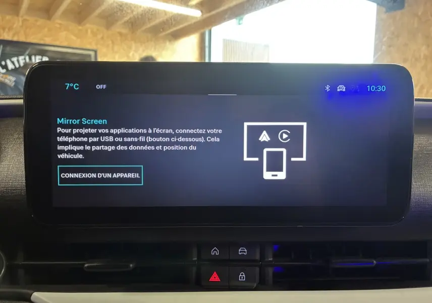 Écran tactile central du tableau de bord de la FIAT 600 rouge 2024 affichant l'interface Mirror Screen.