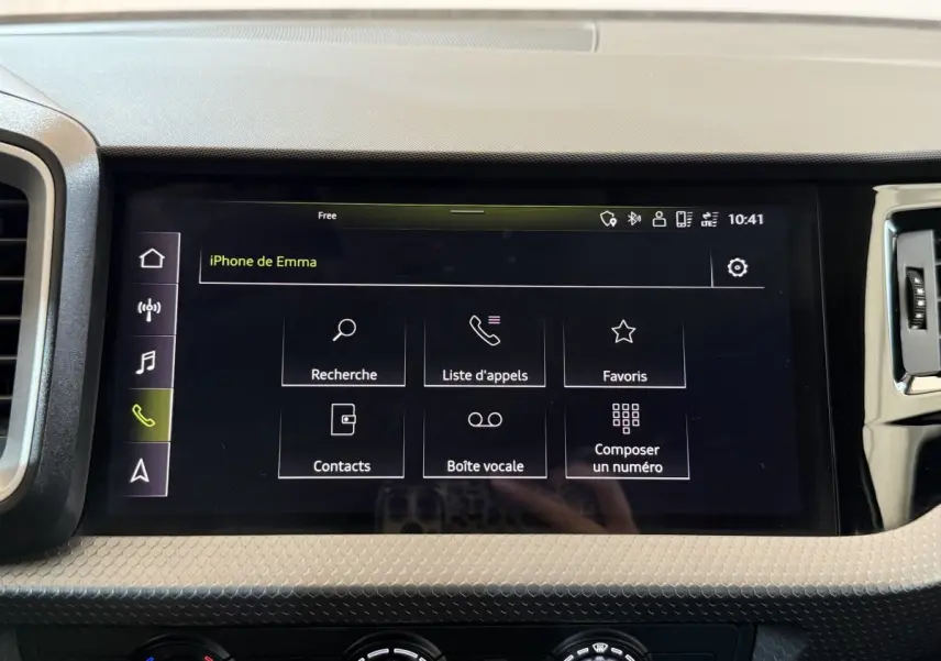 Écran tactile central de l'Audi A1 2021 affichant le menu appels, entouré de la console noire et grise du tableau de bord.