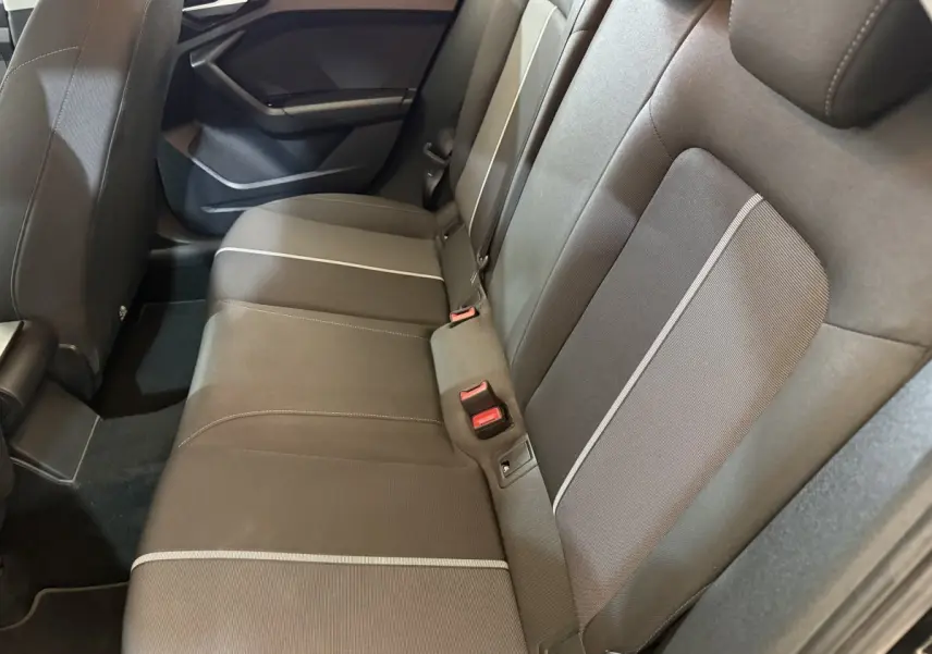 Vue latérale des sièges arrière noirs avec surpiqûres claires de l'Audi A1 Business Line 2021.