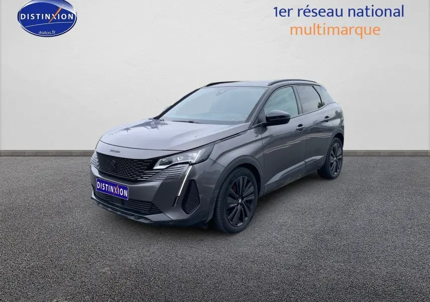 Peugeot 3008 gris platinium métal en 3/4 avant droit, avec jantes noires et calandre distinctive GT Black Pack.