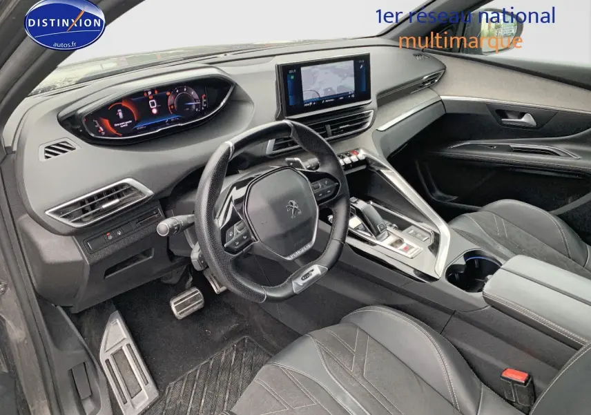 Vue intérieure côté conducteur du Peugeot 3008 GT Black Pack 2021, avec tableau de bord numérique et sellerie cuir noire.